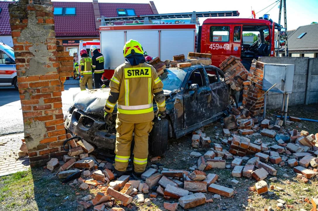 BMW staranował płot murowany