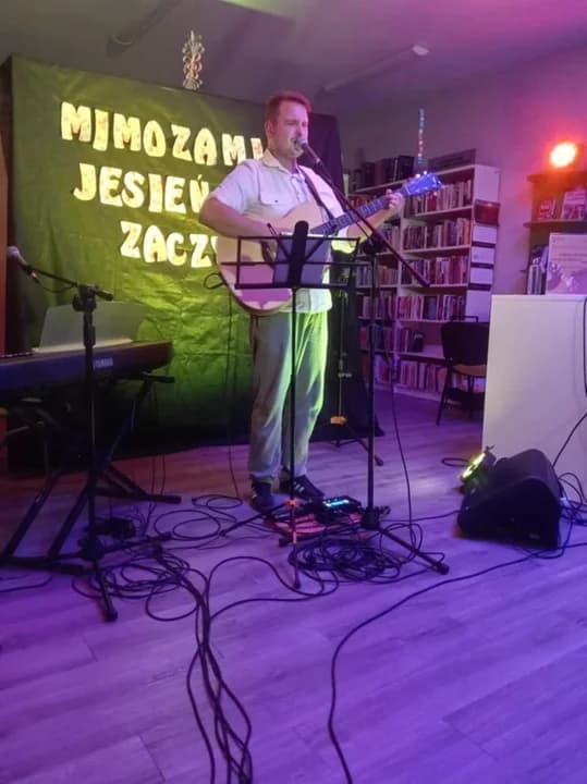 Jesień pełna dźwięków – Maciej Jesiołkiewicz oczarował publiczność w Górze — zdjęcie 2 z 9