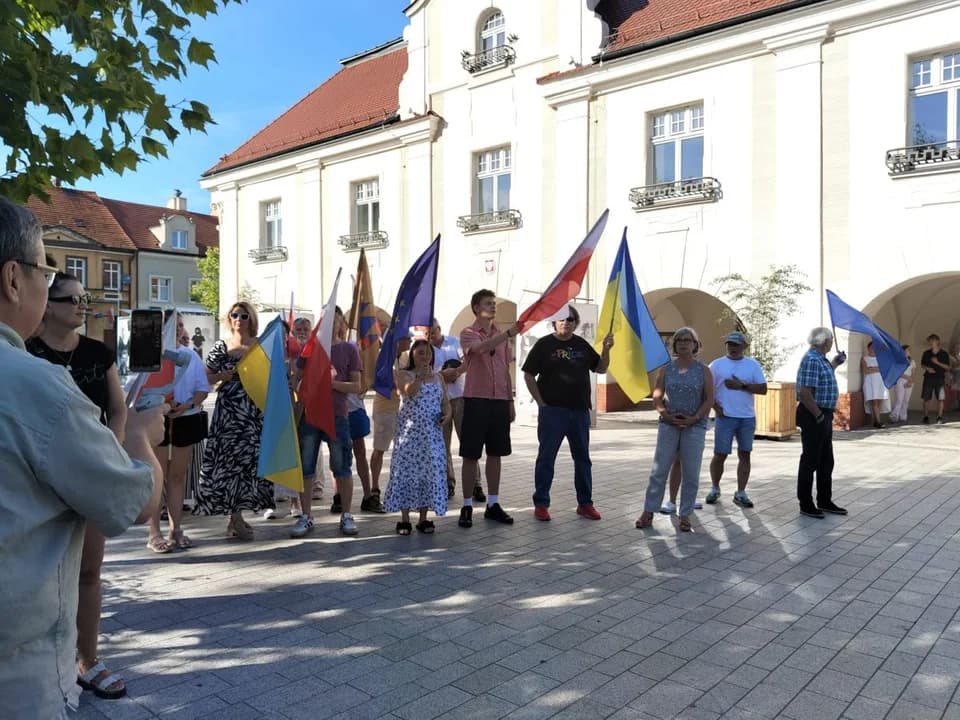 Akcja wsparcia dla migrantów w Jarocinie. Byli zwolennicy, przeciwnicy i niemałe siły policji — zdjęcie 3 z 37