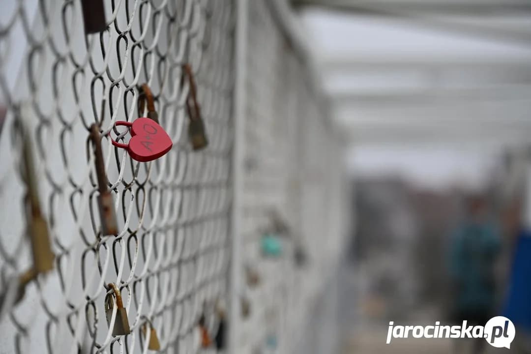 Kładka nad torami prowadząca do Dworca Kolejowego w Jarocinie.
