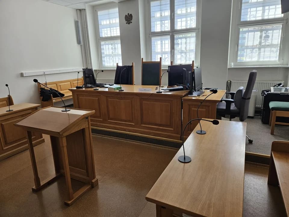 Strony procesu (prokurator, obrońca) oraz rodzic lub opiekun prawny dziecka znajdują się w sali obok, obserwując czynność na monitorach.