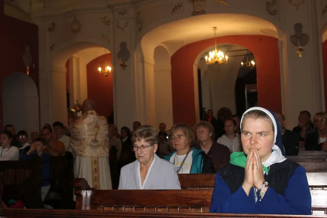 Pielgrzymi z Jarocina wyruszyli na Jasną Górę w strugach deszczu [ZDJĘCIA] — zdjęcie 3 z 84