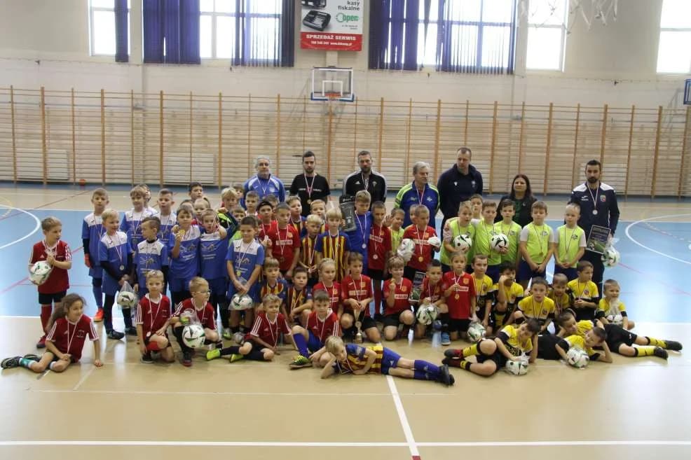 Puchar starosty jarocińskiego w Mikołajkowym Turnieju Piłki Nożnej przyznany [ZDJĘCIA]