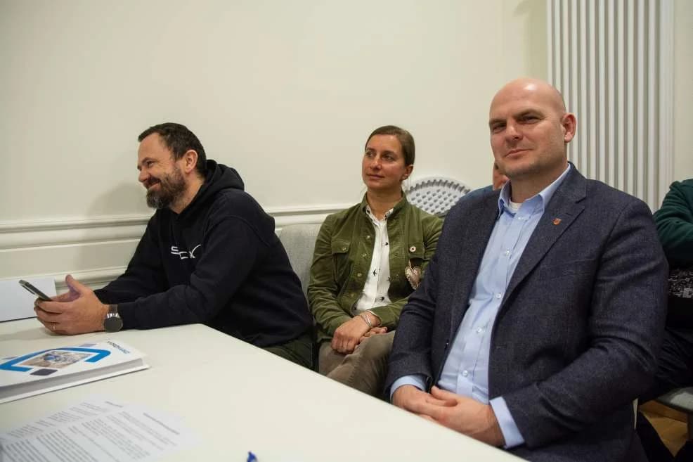 O ruchu aut na rynku w Jarocinie dyskutowano na spotkaniu w ratuszu. Jakie będą skutki tej dyskusji? [ZDJĘCIA, SONDA]