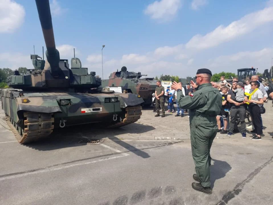 Piknik militarny i pokaz zabytkowych pojazdów na targowisku w Jarocinie — zdjęcie 1 z 72