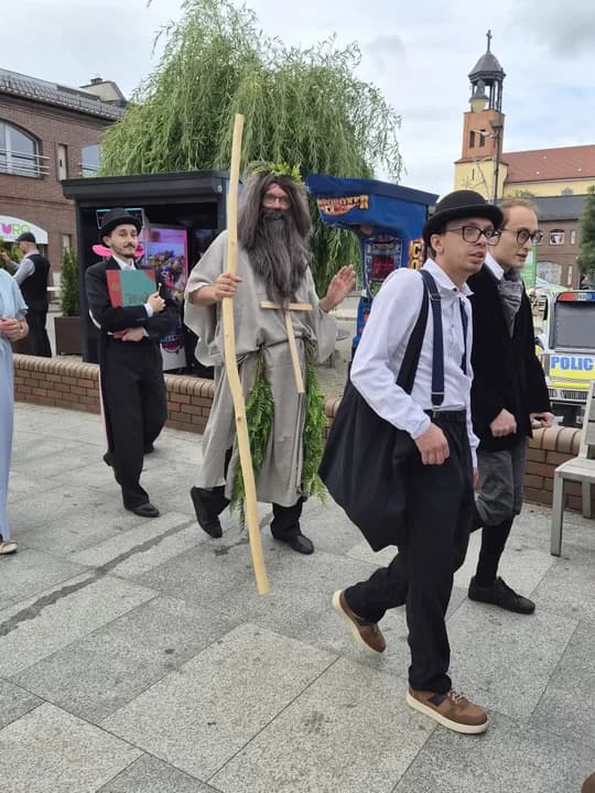 Jarocin w klimacie XVIII i XIX wieku. Zorganizowali „Spacer z Literaturą” w ramach Narodowego Czytania — zdjęcie 6 z 38