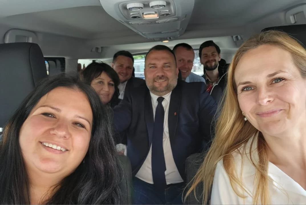 Burmistrz Jarocina za kierownicą busa. Gdzie wiozła innych samorządowców?