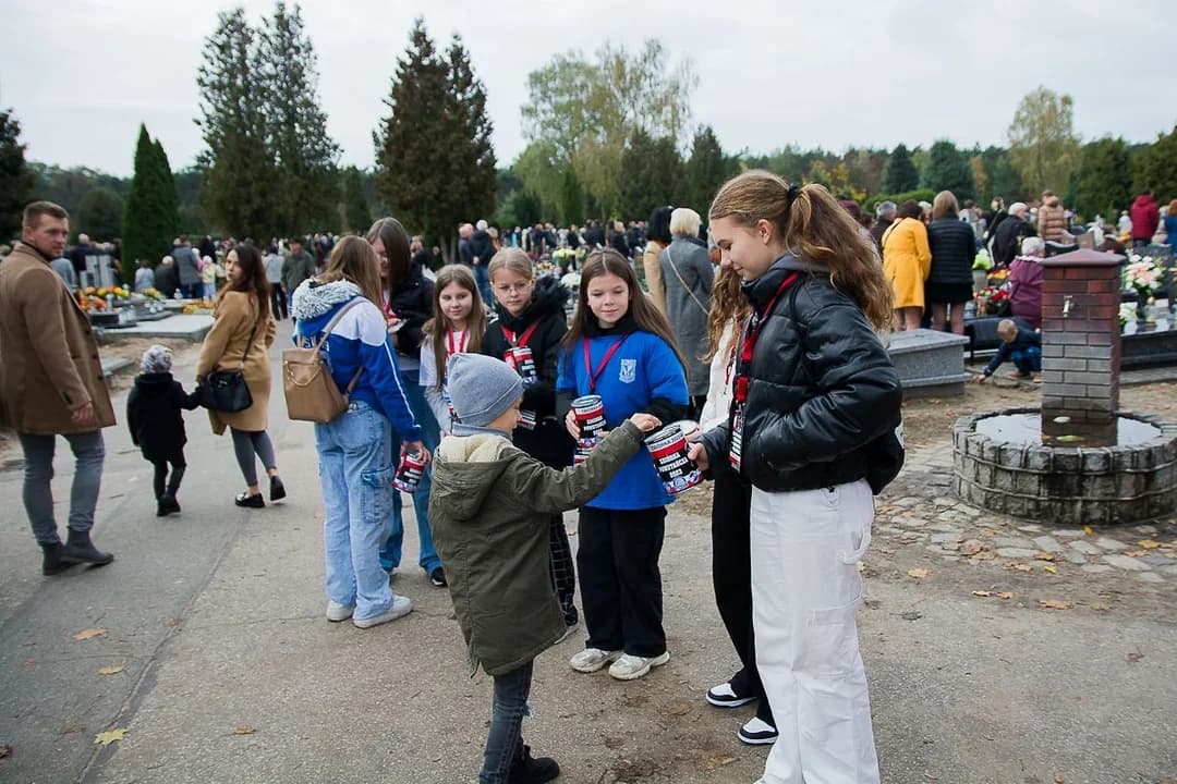 W akcję włączają się również od lat uczniowie Szkoły Podstawowej nr 3 w Jarocinie, w której historii uczy Wojciech Talaga — zdjęcie 2 z 4