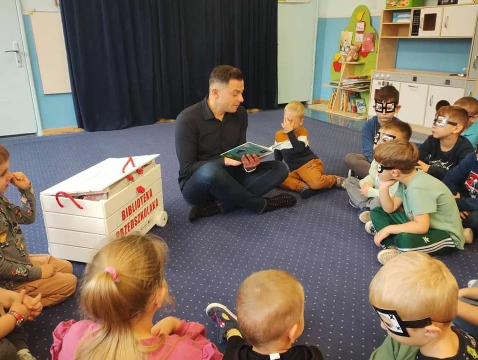 Wiceburmistrz Bartosz Walczak czytał dzieciom w przedszkolu w Mieszkowie [ZDJECIA]