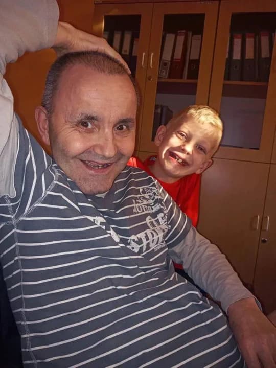 "Dziadku wspaniały i ukochany nie bądź nigdy zatroskany i nie ważne jaka pora Dziadku nigdy nie bądź chory. Zawsze samej pomyślności - oto wyraz tej miłości. Twój wnusio Stasiu" - Marlena Krychowska.