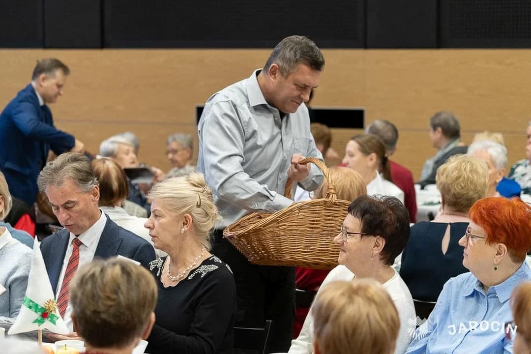 250 osób zasiadło do świątecznego posiłku w Jarocińskim Ośrodku Kultury [ZDJĘCIA] — zdjęcie 5 z 12
