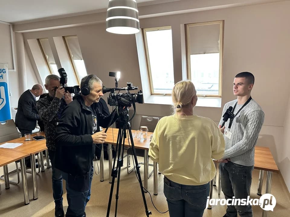 Złota rączka i taksówka dla seniorów w Jarocinie. Jak pozyskać wsparcie? Zamówić pomoc? — zdjęcie 1 z 7