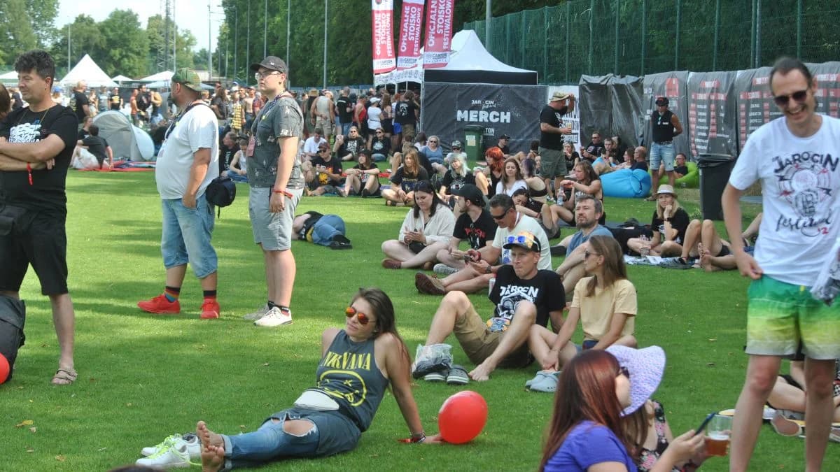 Zakończył się koncert The Bullseyes. Publika nie jest jeszcze bardzo liczna, choć cały czas teren festiwalowy się zapełnia. Niemniej jednak zespół został pozytywnie odebrany przez tych, którzy już weszli na teren festiwalowy.