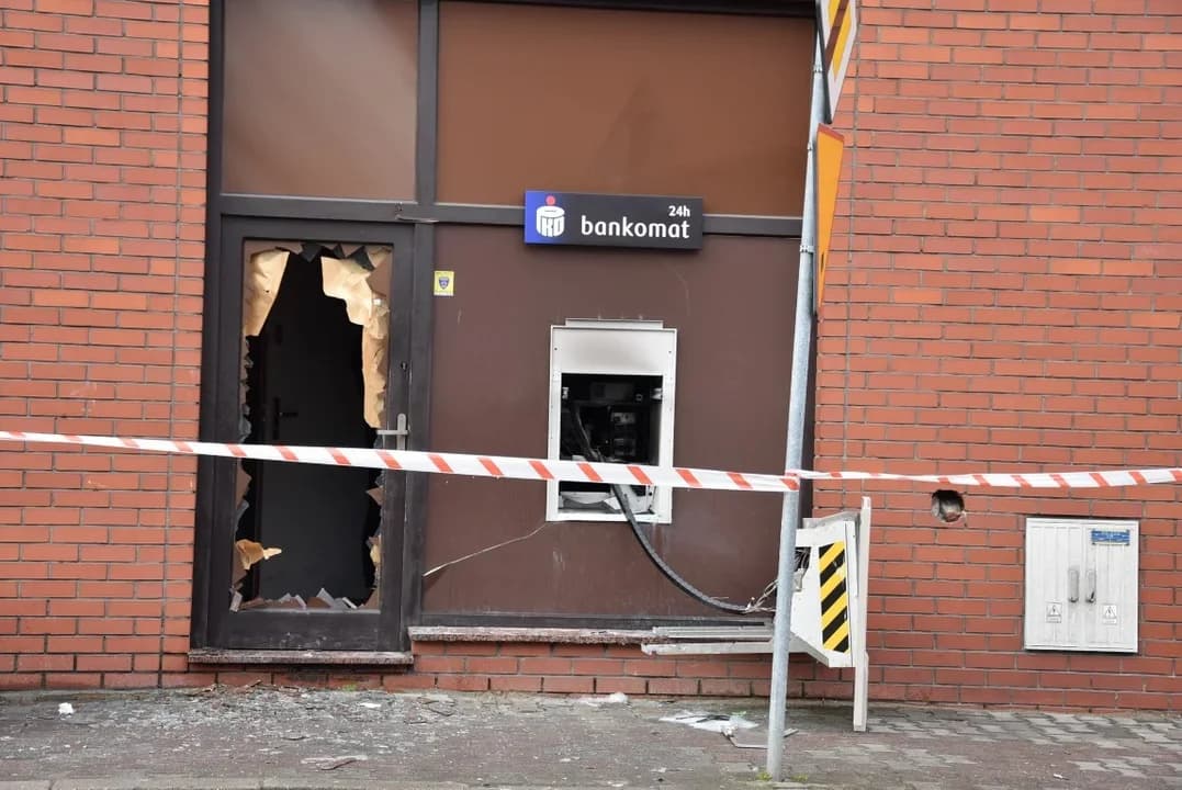 Do wysadzenia bankomatu w Zdunach doszło w kwietniu 2021 roku. — zdjęcie 5 z 12