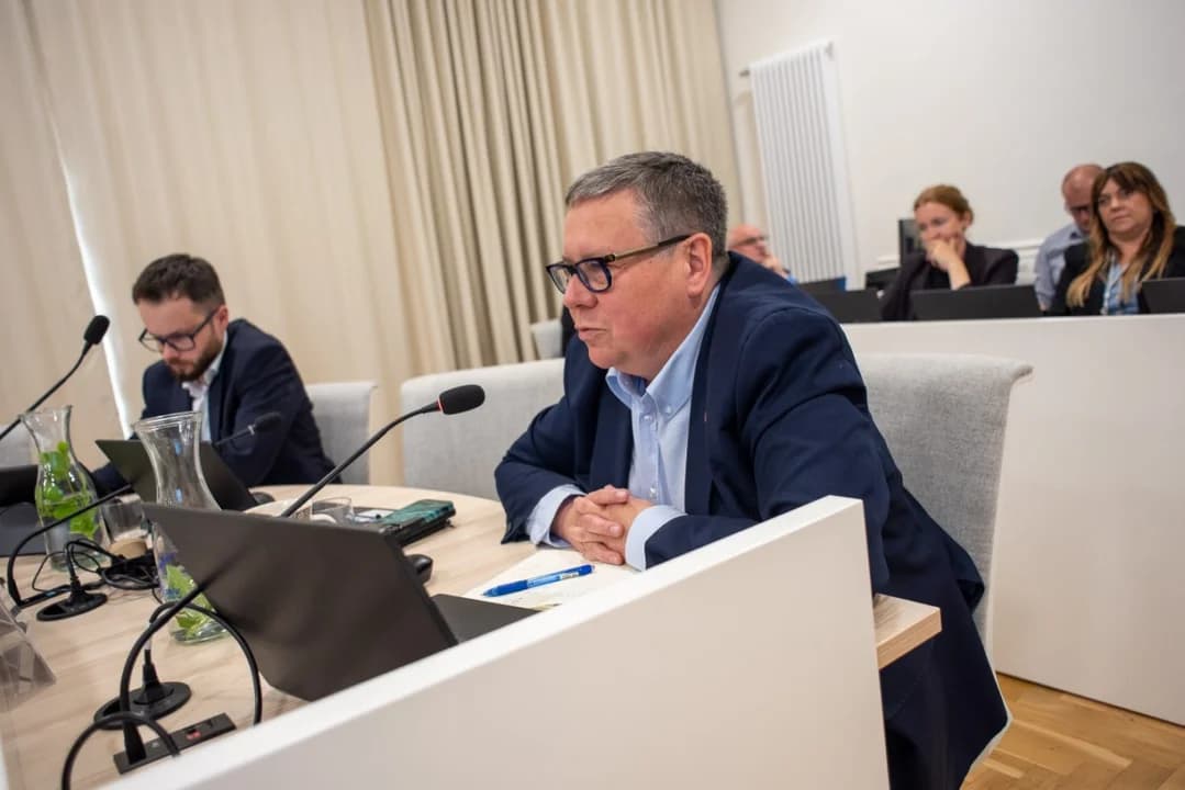 Radni nie mają zaufania do burmistrza, choć finanse oceniają dobrze. Posypały się zarzuty, wspomniano o referendum [ZDJĘCIA]