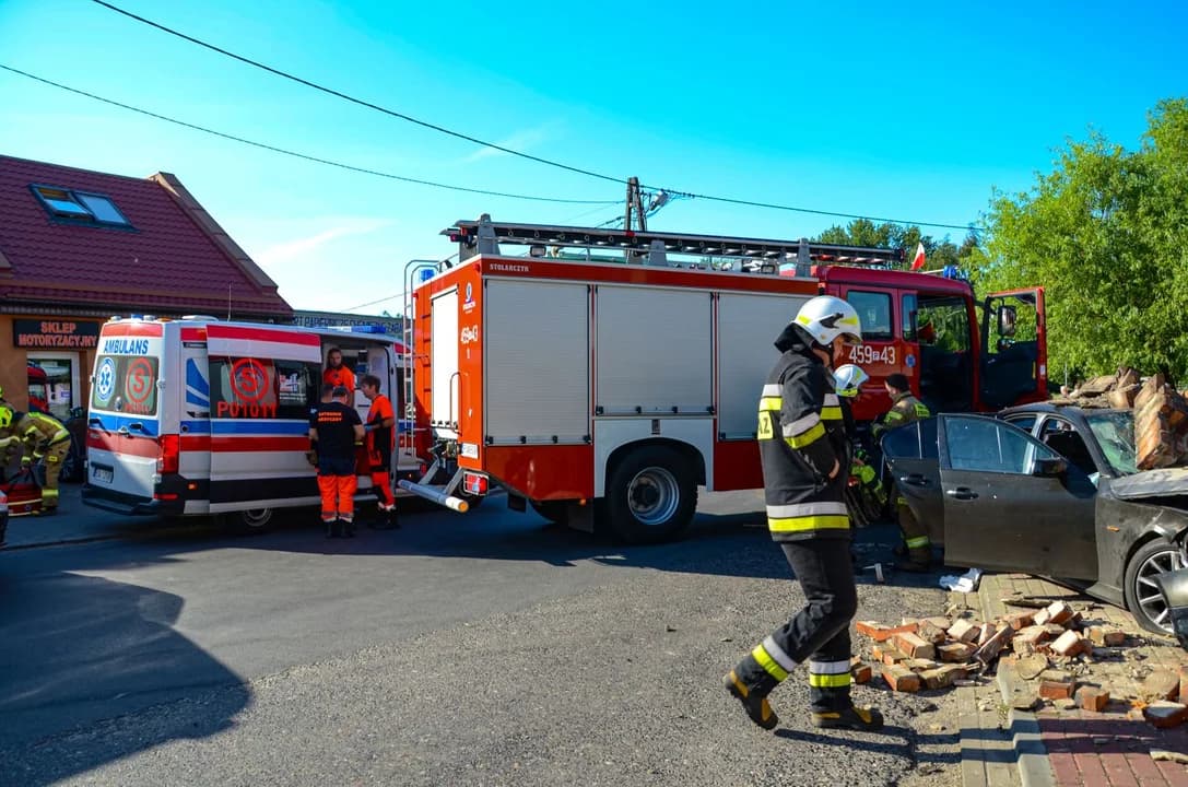 BMW staranował płot murowany