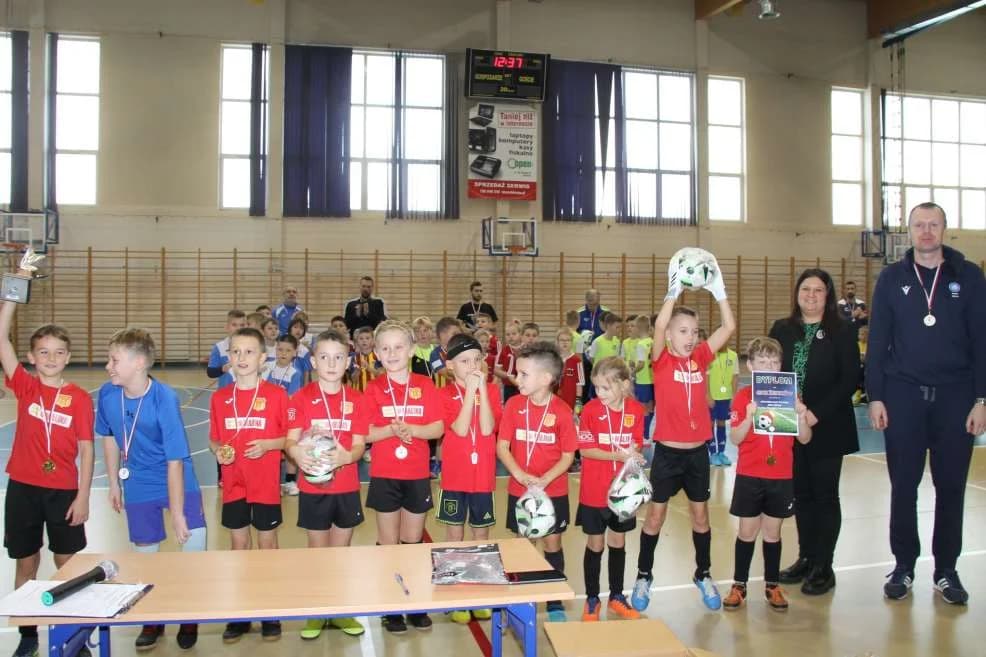 Pierwszy Mikołajkowy Turniej Piłki Nożnej o Puchar Starosty Jarocińskiego — zdjęcie 5 z 18