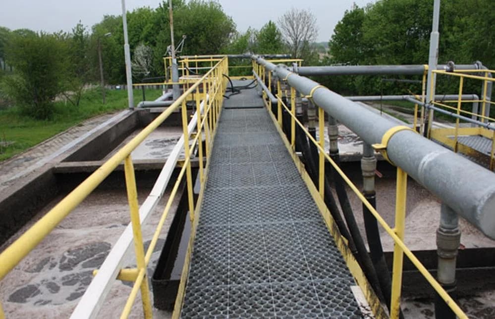 Rozbudowa i modernizacja oczyszczalni ścieków w Raszewach zakończyła się pod koniec 2018 roku. Głównym zadaniem instalacji było spełnienie wymogów Ministerstwa Środowiska. Łączny koszt inwestycji wyniósł 6,4 mln złotych. Oczyszczalnia w Raszewach obsługuje 10 miejscowości (Raszewy, Brzóstków, Przybysław, Komorze Przybysławskie, Śmiełów, Chwałów, Żerniki, Antonin, Kretków i Rogaszyce).Komunalna oczyszczalnia mechaniczno-biologiczna w Żółkowie została uruchomiona w 1995 roku. W roku 2012 zakończono realizację projektu polegającej na rozbudowie i modernizacji oczyszczalni w oparciu o nowatorską technologię „Biogradex”. Za realizację tego projektu Gmina Żerków została nagrodzona tytułem HIT Regionu 2013. Całkowity koszt projektu wyniósł ponad 6,3 mln złotych. Nowoczesna oczyszczalnia ścieków w Kamieniu o przepustowości 175 RLM, została oparta na technologii złóż biologicznych zraszanych. Instalacja korzysta z dwóch kompaktowych, fabrycznie produkowanych modułów biologicznych. W ramach inwestycji zrealizowano również sieć kanalizacji sanitarnej grawitacyjnej, kolektor tłoczny, ponad 170 mb przyłączy oraz podziemną przepompownię ścieków.Łączna wartość inwestycji wyniosła blisko 1,21 mln złotych.