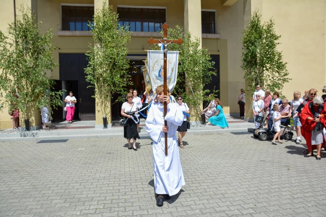 Procesja Bożego Ciała w Jarocinie. Tłumy wiernych i dwie parafie zjednoczone we wspólnej modlitwie — zdjęcie 6 z 96