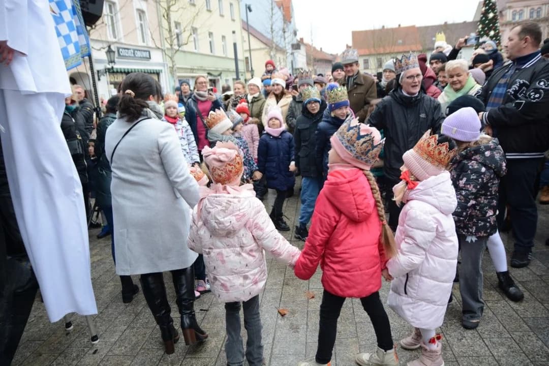 14. Jarocińskie Kolędowanie z Orszakiem Trzech Króli. Najwięcej było przedszkolaków  [ZDJĘCIA]