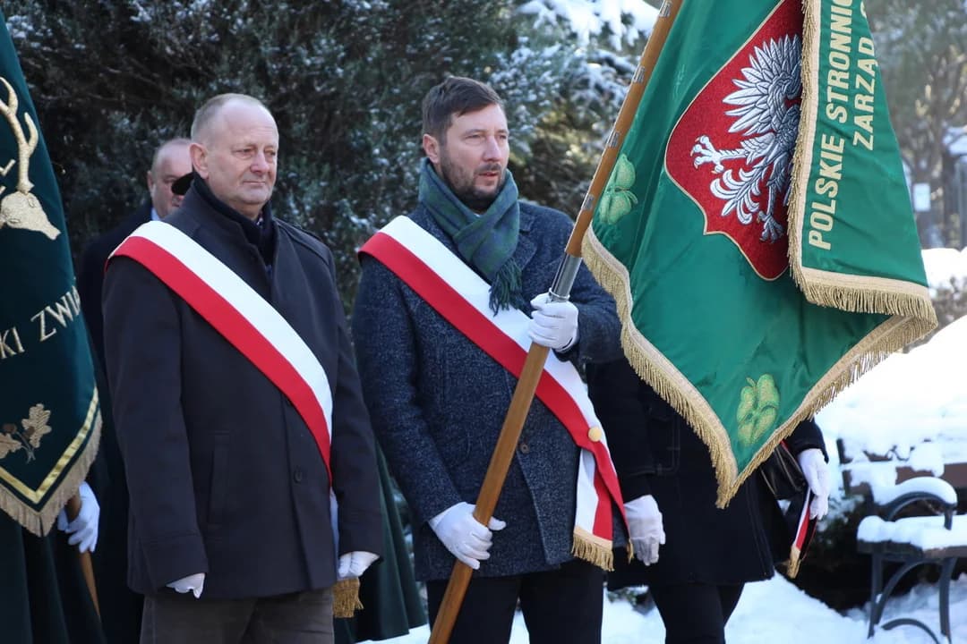 Zaduszki Mikołajczykowskie w Dobrzycy. Oddali hołd byłemu premierowi [ZDJĘCIA] — zdjęcie 6 z 111