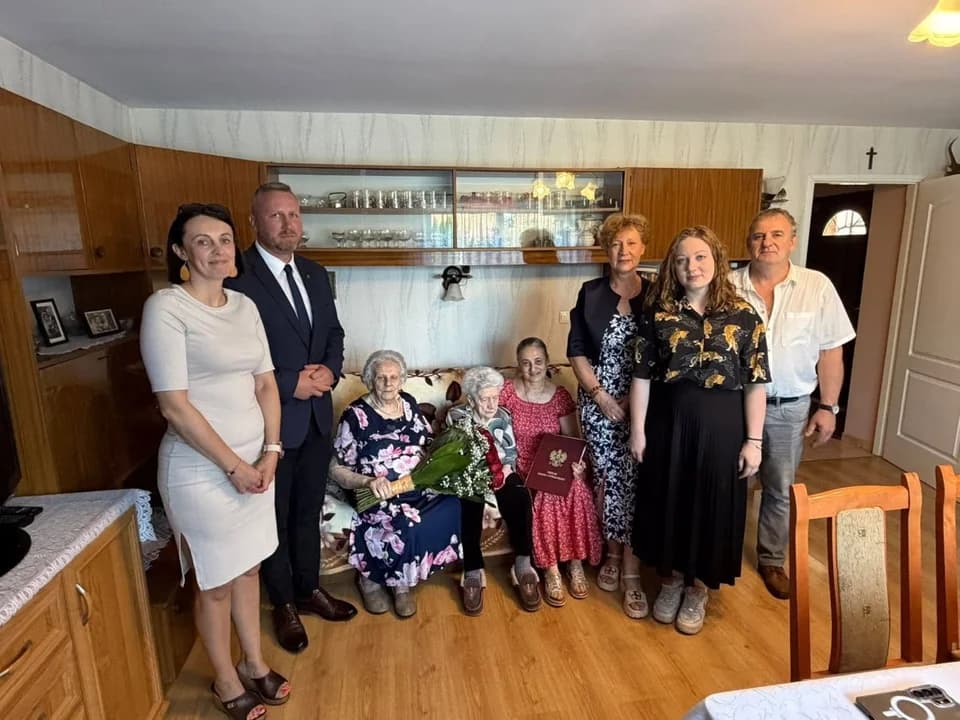 Zaproszeni goście stanęli do wspólnego zdjęcia z jubilatką