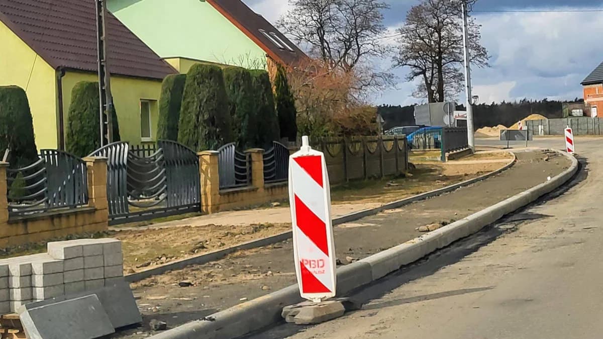 Kolejne prawie 4 kilometry ścieżek rowerowych budowanych jest przy drogach powiatowych [ZDJĘCIA]
