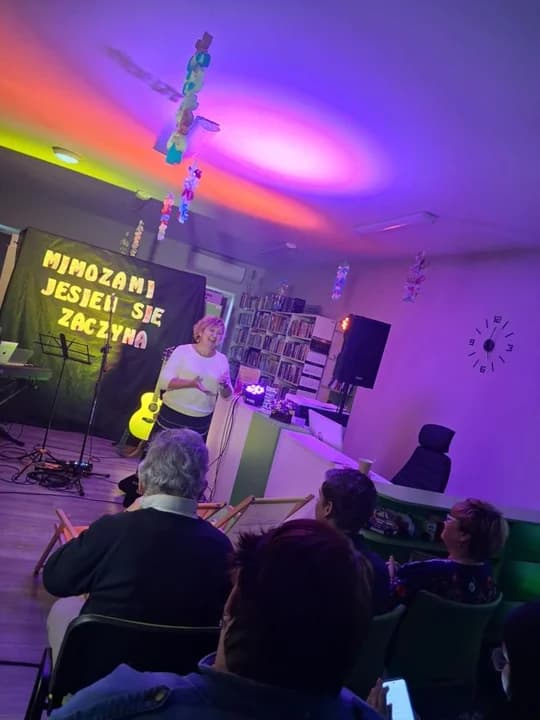 Jesień pełna dźwięków – Maciej Jesiołkiewicz oczarował publiczność w Górze — zdjęcie 4 z 9