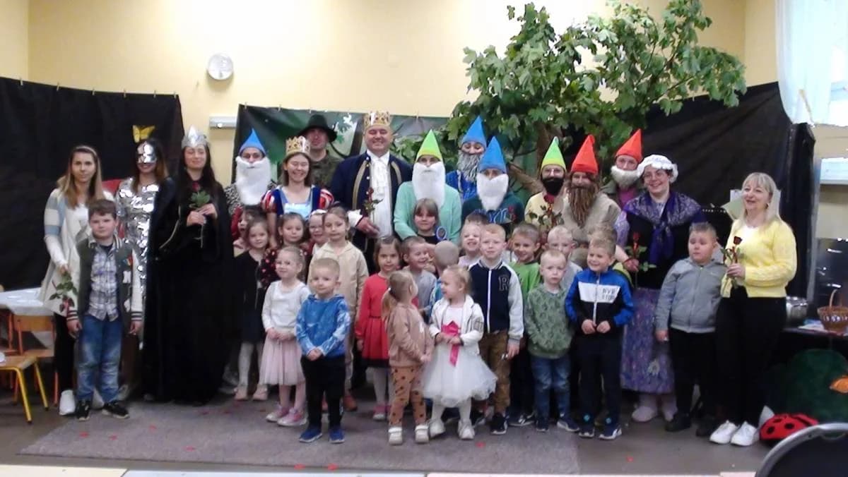 Rodzice wystąpili dla dzieci. Zaskoczyli przedszkolaki w Bachorzewie