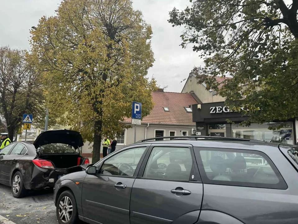 W centrum Jarocina miał miejsce karambol sześciu aut. Jedna osoba została poszkodowana [AKTUALIZACJA, ZDJĘCIA] — zdjęcie 5 z 16