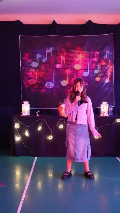 II Gminny Festiwal Piosenki Angielskiej w Szkole Podstawowej nr 2 w Jarocinie [ZDJĘCIA] — zdjęcie 6 z 56