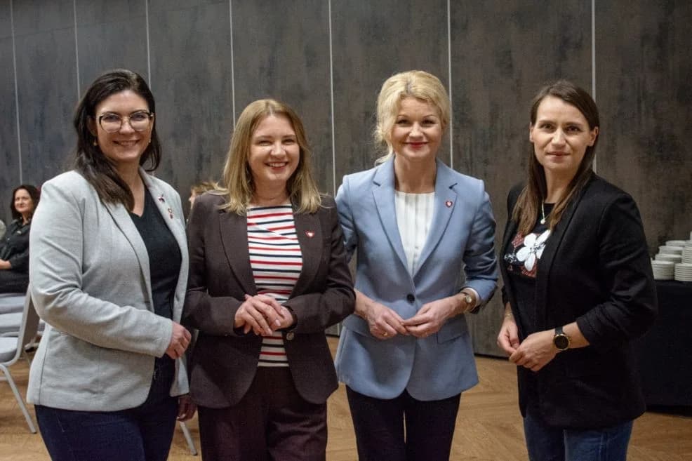 Kandydat na Prezydenta RP Rafał Trzaskowski spotkał się w Jarocinie z grupą aktywnych kobiet — zdjęcie 3 z 21