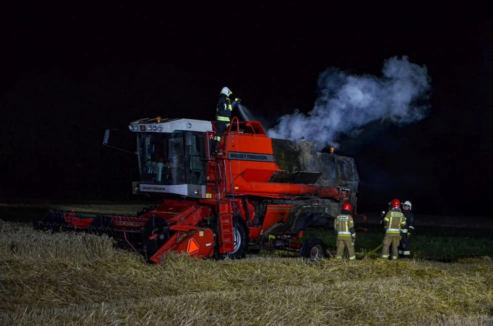 Pożar w Dobieszczyźnie w gminie Żerków. Palił się kombajn zbożowy [ZDJĘCIA]