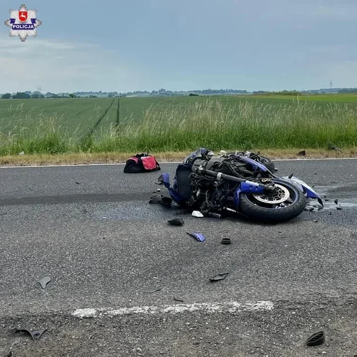 Nie dojechali. Mieli wypadek. Ze wstępnych ustaleń wynika, że uderzyli w tył naczepy, kiedy kierujący scanią wykonywał skręt w lewo.