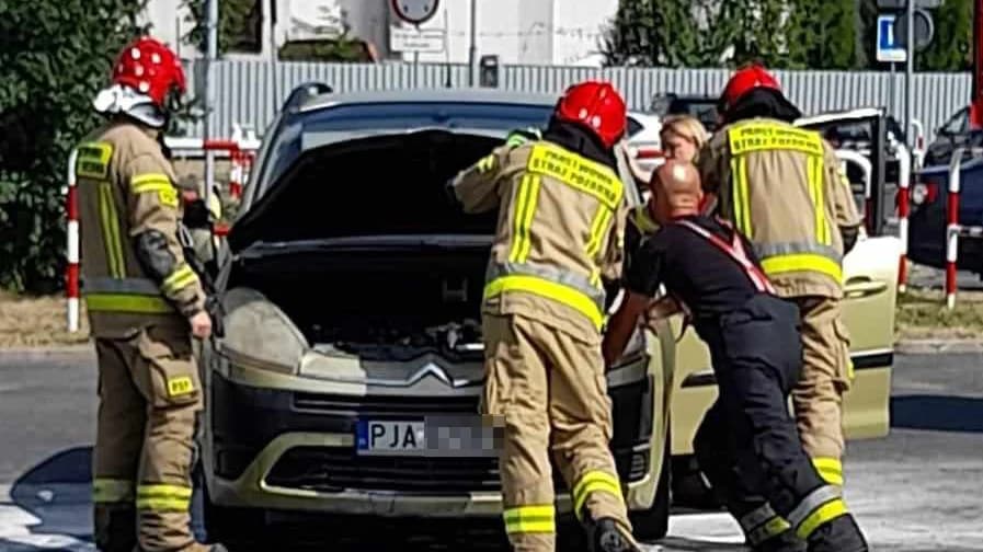 W centrum Jarocina, na parkingu marketu zapalił się samochód