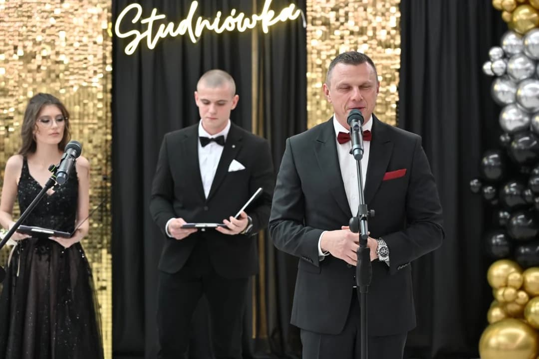 Uczniowie Zespołu Szkół Ponadpodstawowych nr 2 w Jarocinie bawią się na studniówce 2026
