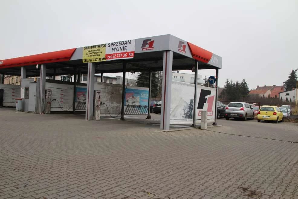 Myjnia samochodowa w centrum Jarocina zamknięta. To koniec? Co powstanie na jej miejscu? [AKTUALIZACJA, ZDJĘCIA]