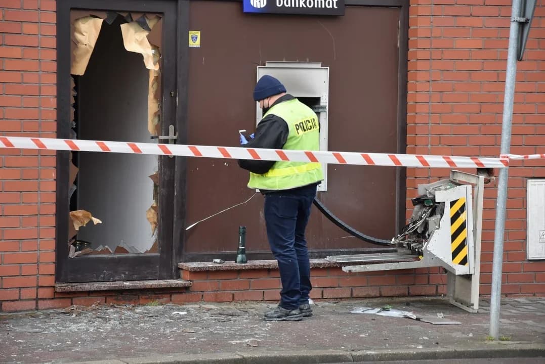 Do wysadzenia bankomatu w Zdunach doszło w kwietniu 2021 roku. — zdjęcie 2 z 12