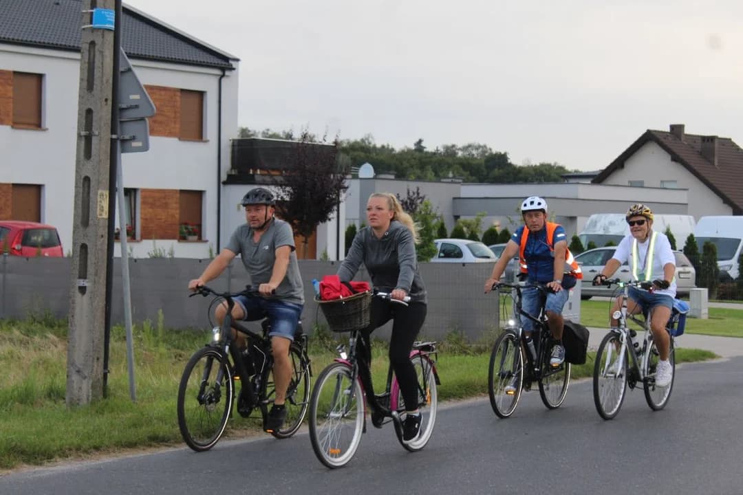 Grupa rowerowa z Jarocina jest już w drodze na Jasną Górę [ZDJECIA] — zdjęcie 2 z 77