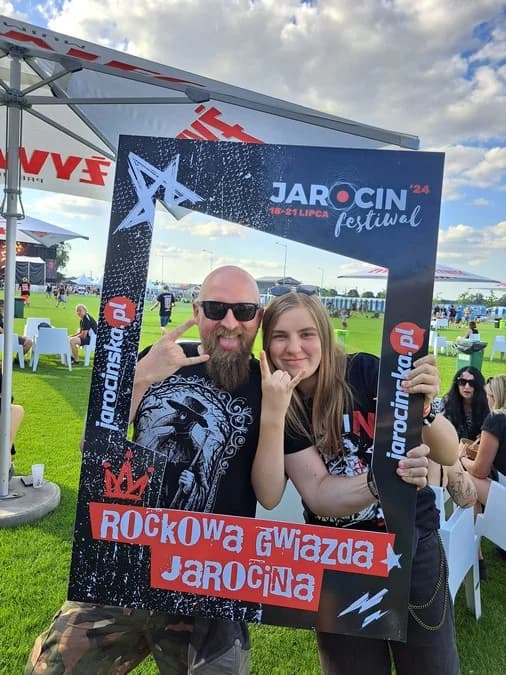 Drugi dzień Jarocin Festiwal 2024. Znajdź się w festiwalowej ramce! — zdjęcie 6 z 114
