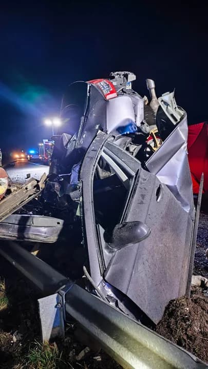 Nocny dramat na DW309. Z przystanku i Audi nie zostało niemal nic, służby pracowały 5 godzin — zdjęcie 6 z 6