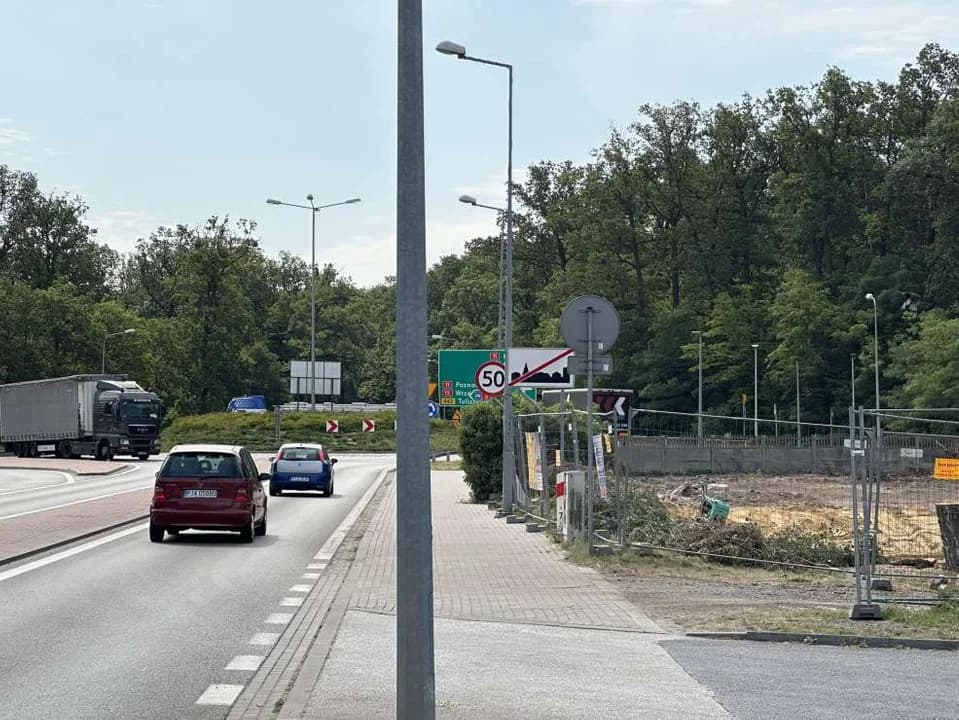 Z prawej strony plac budowy pod KFC w Jarocinie — zdjęcie 5 z 8