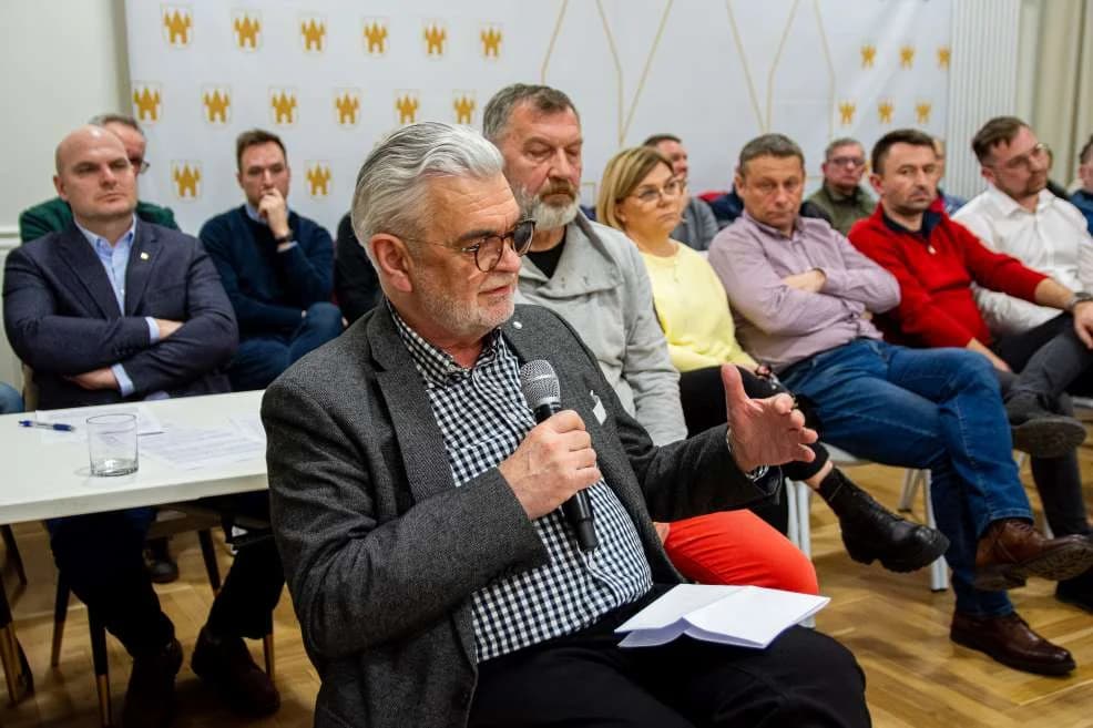 O ruchu aut na rynku w Jarocinie dyskutowano na spotkaniu w ratuszu. Jakie będą skutki tej dyskusji? [ZDJĘCIA, SONDA]