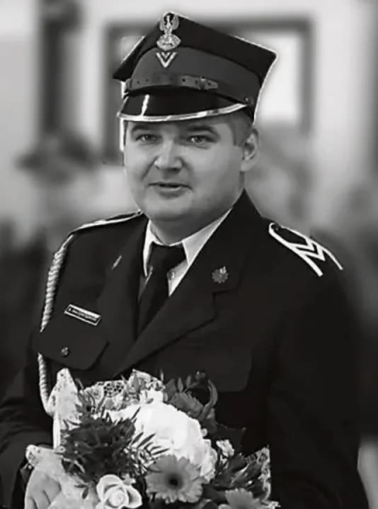 Strażak PSP w Jarocinie oraz druh OSP. St. ogn. Bartosz Majsnerowski z Państwową Strażą Pożarną w Jarocinie był związany 14 lat. Służbę rozpoczął pod koniec 2007 r. jako stażysta, a zakończył w listopadzie 2021. Początkowo był strażakiem ratownikiem. Służył w Jednostce Ratowniczo-Gaśniczej. Potem pracował na stanowisku dyżurnego operacyjnego Komendy PSP w Jarocinie. Aktywnie wspierał reaktywację jednostki OSP w Radlinie, a w latach 2016-2021 pełnił tam funkcję zastępcy naczelnika. Jego karierę w tej formacji przerwała ciężka, nieuleczalna choroba. W 2020 roku lekarze zdiagnozowali złośliwy nowotwór mózgu. Sytuację skomplikował fakt, że guz znajdujący się w głowie okazał się nieoperacyjny. Możliwe było jedynie natychmiastowe rozpoczęcie chemioterapii i radioterapii. Dzięki temu stan zdrowia Bartosza Majsnerowskiego przez pewien czas był stabilny. Niestety, koszmar powrócił we wrześniu 2023 roku. Stwierdzono wtedy progresję choroby. Konieczne stało się znów intensywne leczenie. Uruchomiona została zbiórka na platformie siepomaga.pl. W sierpniu ubiegłego roku strażacy zorganizowali turniej, z którego dochód był przeznaczony na leczenie ich kolegi. Bartosz Majsnerowski zmarł we wtorek, 18 marca, w wieku 40 lat. Śmierć poruszyła środowisko strażackie. - Trudno w to uwierzyć, że Bartek nie żyje. Poznaliśmy się w straży pożarnej. Szybko zaprzyjaźniliśmy się. W 2010 roku byliśmy razem na kursie podoficerskim w Poznaniu. Zawsze służył nam swoją pomocą. Był moim zastępcą i wspierał mnie, jak tylko mógł - mówił Piotr Andruszkiewcz, naczelnik OSP Radlin. Podobne wspomnienia mają koledzy z PSP w Jarocinie. - Śp. Bartosz Majsnerowski był wyróżniającym się funkcjonariuszem, który zawsze z pełnym profesjonalizmem i zaangażowaniem wykonywał obowiązki służbowe. Jego służba w szczególności związana była z realizacją zadań operacyjnych w stanowisku kierowania komendanta powiatowego. Był przede wszystkim wspaniałym człowiekiem, współpracownikiem i przyjacielem. Służył pomocą i dobrą radą w trudnych chwilach. Swoim charakterystycznym poczuciem humoru zawsze potrafił poprawić życiowy optymizm innych osób. Takiego go właśnie zapamiętamy - mówił mł. asp. Adrian Augustyniak. Zmarły strażak osierocił dwójkę dzieci. Msza pogrzebowa odprawiona została w kościele o.o. Franciszkanów w Jarocinie. Pogrzeb odbył się na Cmentarzu Komunalnym w Jarocinie.
