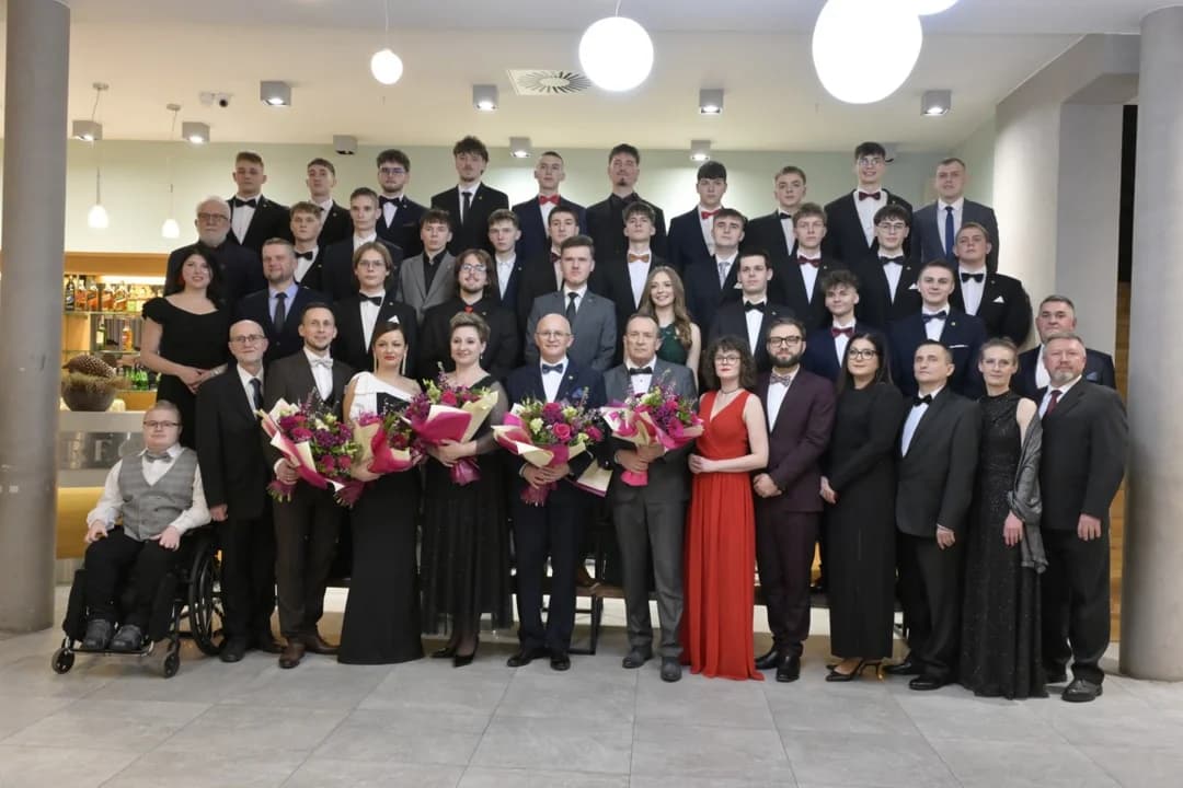 Na tradycyjnej studniówce bawili się uczniowie Zespołu Szkół Ponadpodstawowych nr 1 w Jarocinie