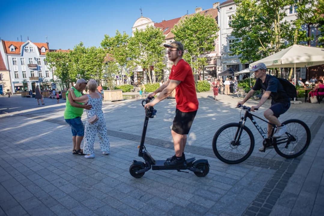 Bawili się na rynku w Jarocinie. Za nami pierwsza letnia potańcówka [ZDJĘCIA] — zdjęcie 5 z 48