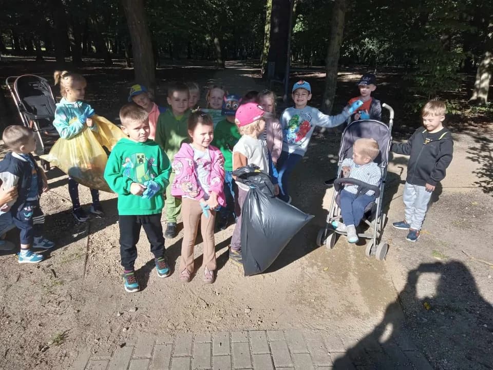 Przedszkolaki z "Marcinka" zbierały śmieci w parku Radolińskich w Jarocinie. "Sprzątanie Świata" po raz 31. [ZDJĘCIA]