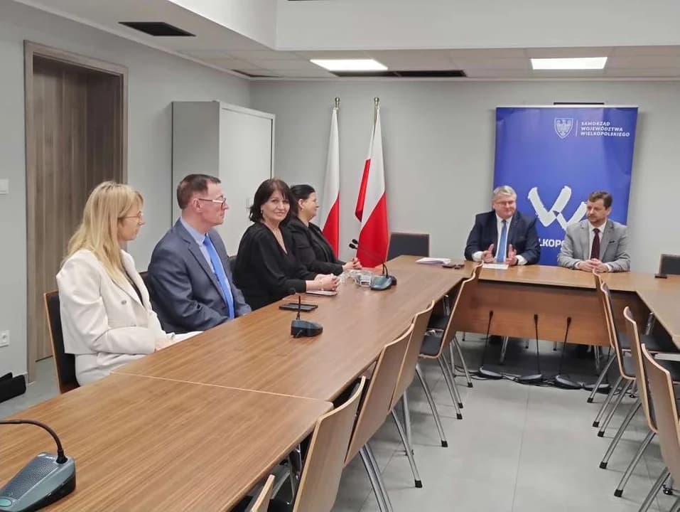 Podpisanie umów na dofinansowania dla samorządów powiatu jarocińskiego — zdjęcie 6 z 16