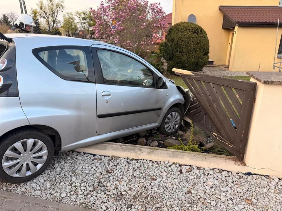 Rozbili Citroena na ogrodzeniu. Nie było jasne, kto kierował