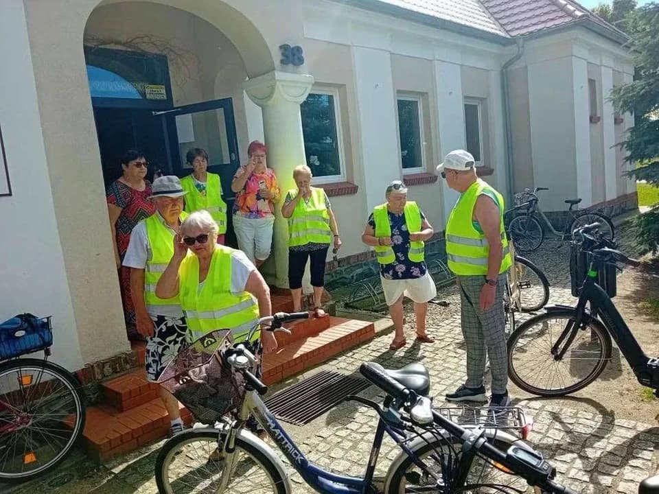 Klub z Goliny zorganizował rajd rowerowy, który pozwolił seniorom połączyć aktywność fizyczną z integracją i podziwianiem okolicy.